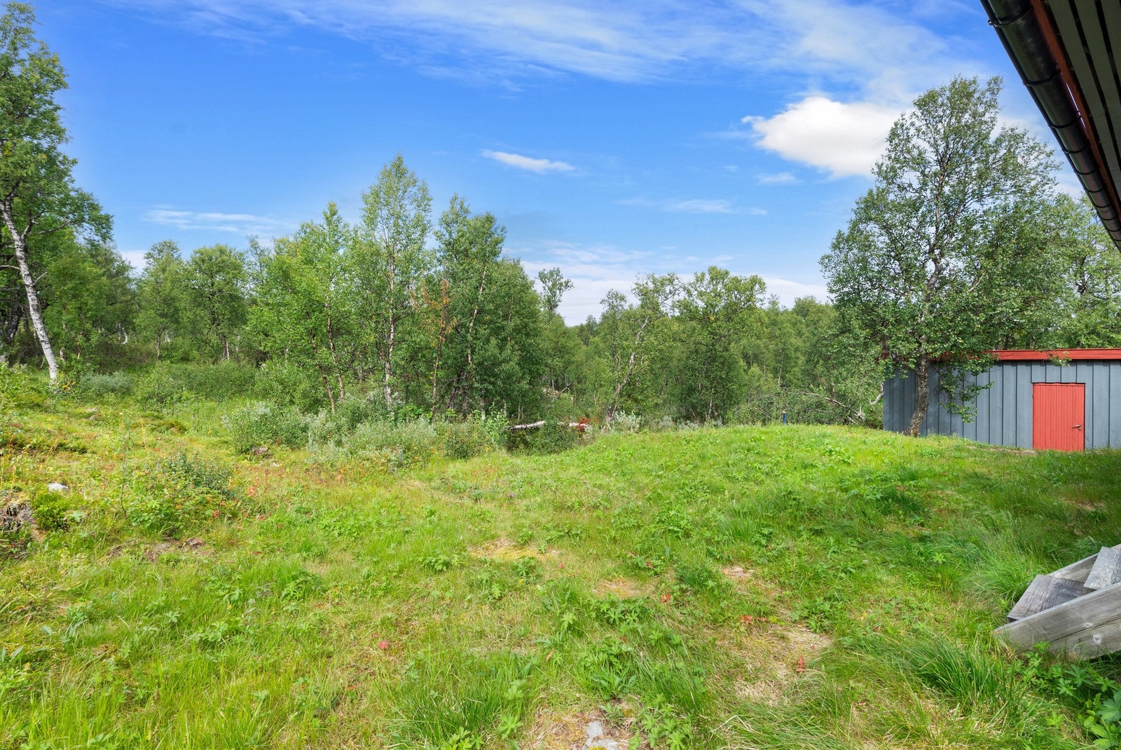 Tomta består ellers av naturtomt og plen. Galleribilde