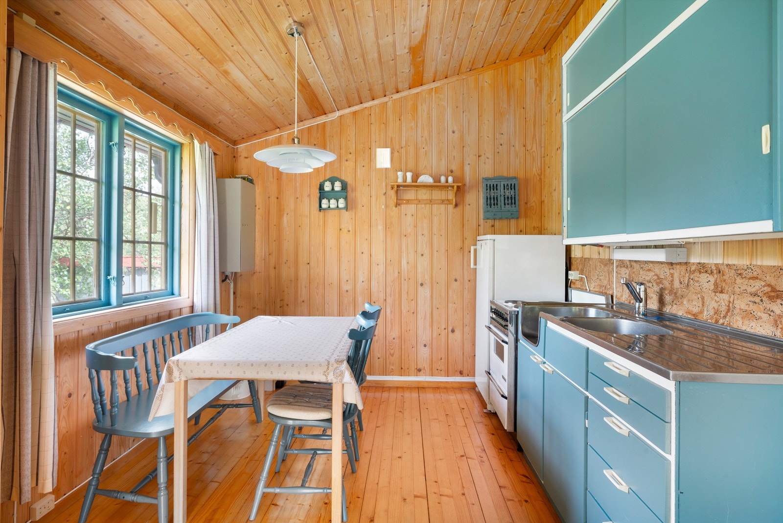 Kjøkkenet er et hyggelig rom med god plass til spisebord. Galleribilde