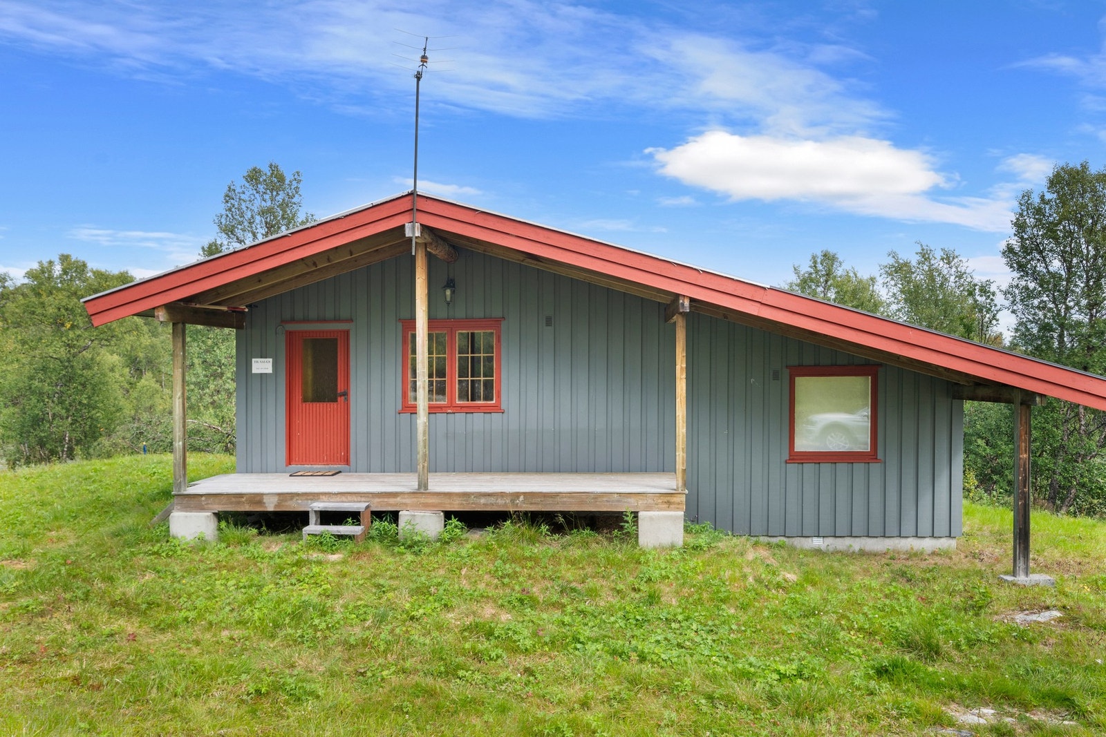 Området består av spredt fritidsbebyggelse. Hytta ligger innerst i blindvei. Galleribilde