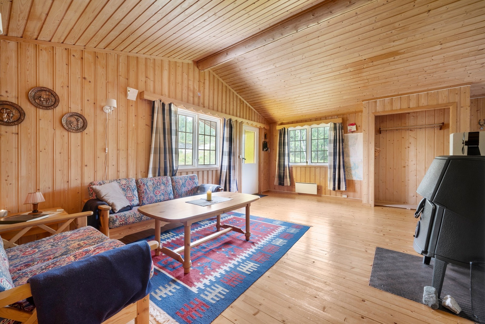 Her presenteres ei hyggelig hytte på et plan, med god beliggenhet i feltet. Galleribilde