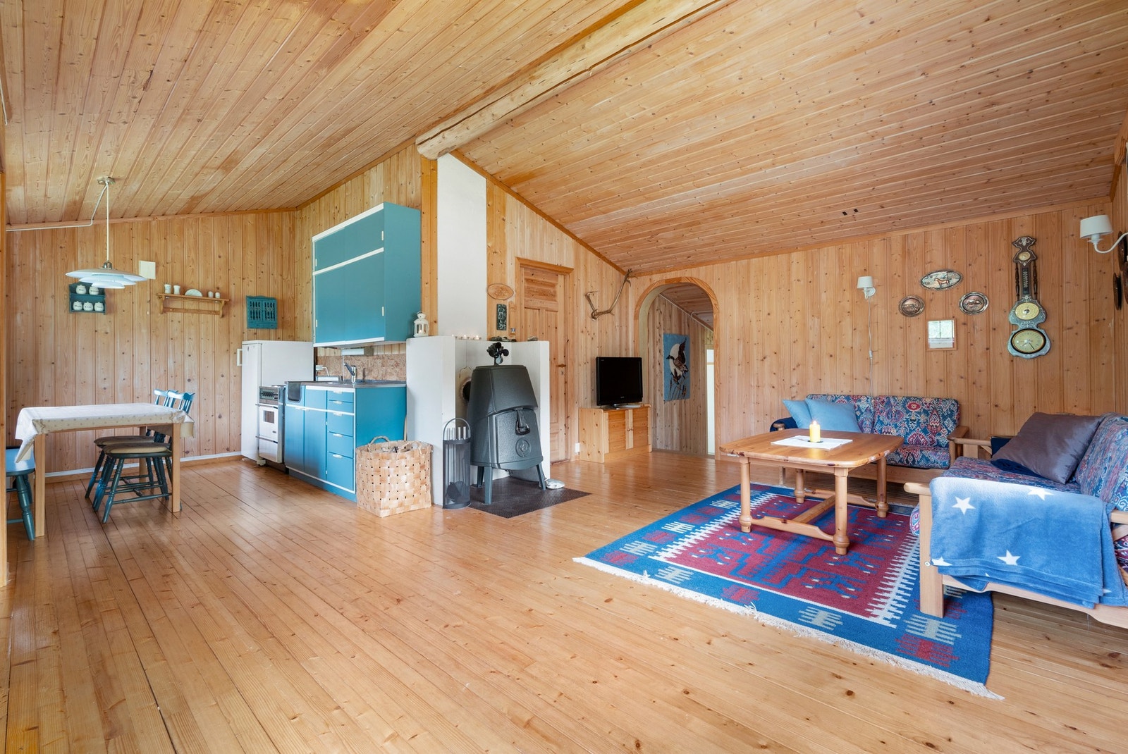 Det er innlagt vann fra Vauldalen vassverk og privat septiktank. Galleribilde