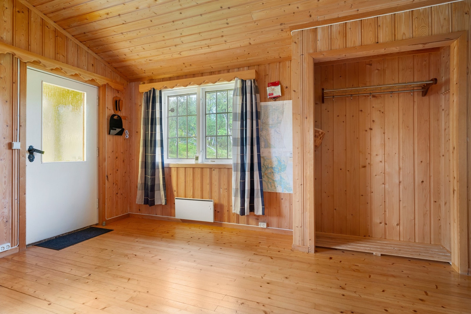 Ved ytterdøra er det god plass til ytterklær og sko. Galleribilde