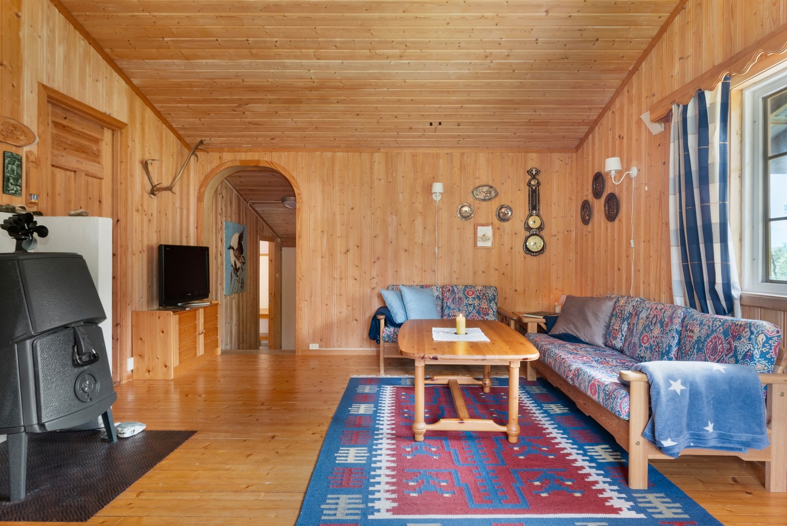 Stue og kjøkken er på ca. 32 kvm med god takhøyde og luftig atmosfære. Galleribilde