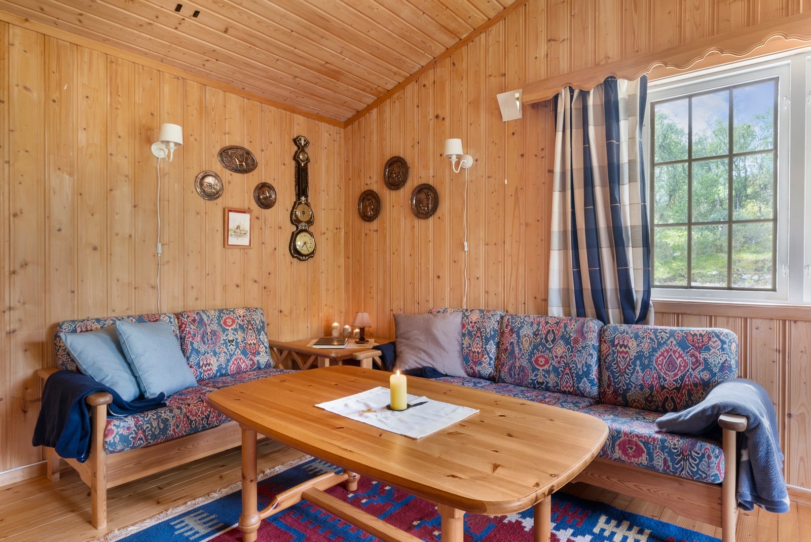 Hytta har innlagt strøm og oppvarming i vedovn. Galleribilde