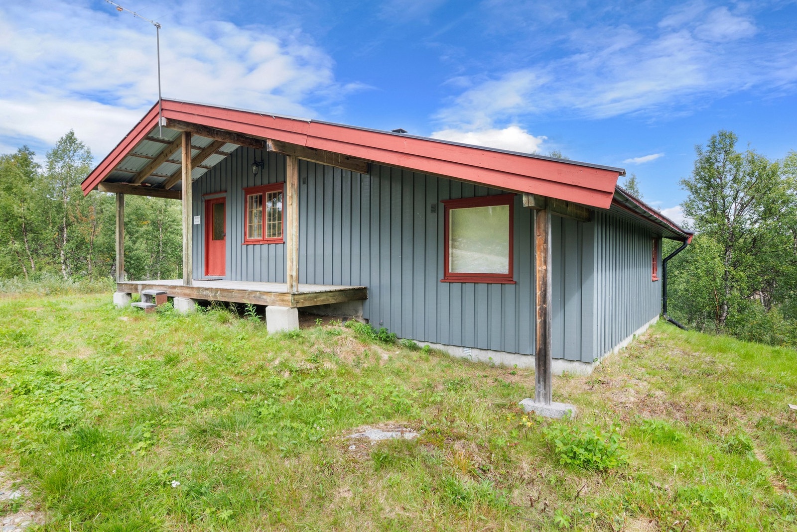 Hytta ligger i Jervbekkhåmmåren, et mindre og veletablert hyttefelt i Vauldalen. Galleribilde