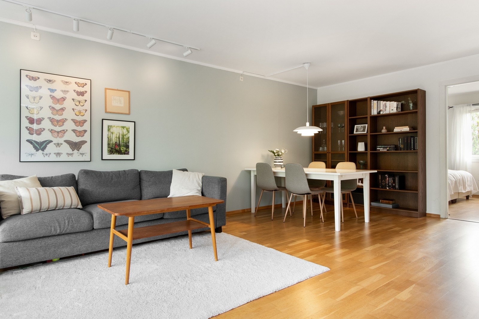 Stor, lys og romslig stue med utgang til balkongen. Galleribilde
