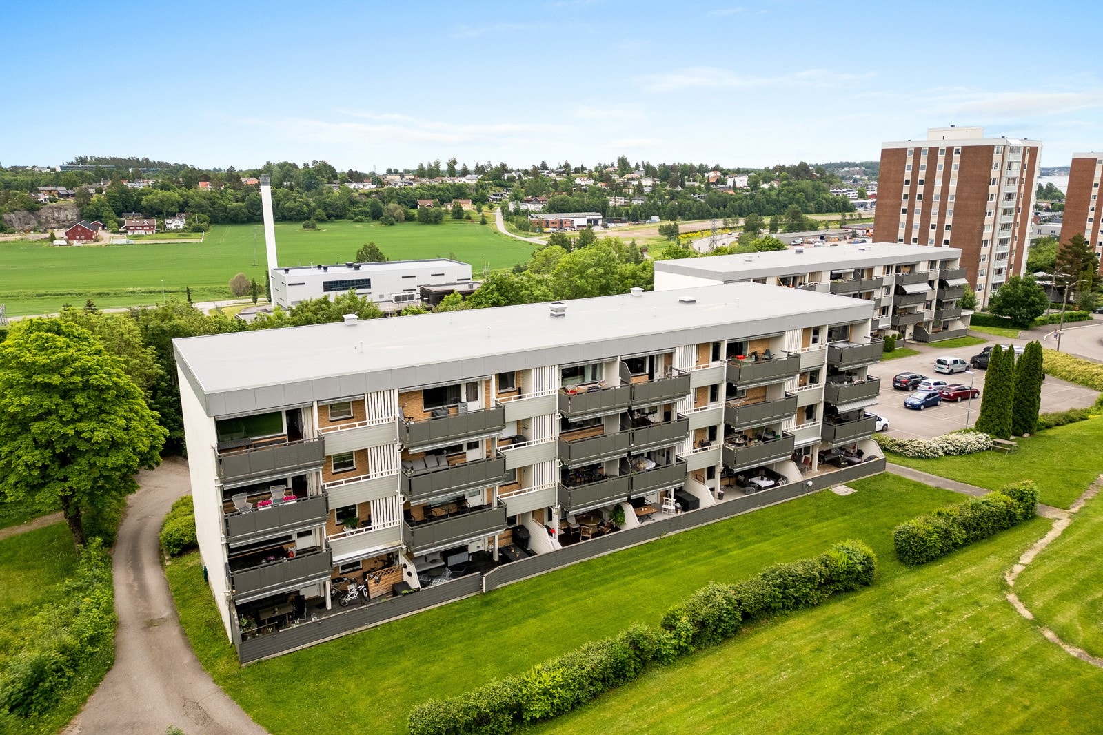 Borettslaget har asfaltert innkjøringer og gårdsplasser, store plener i bakkant av blokka og lekeapparater til glede for familien. Galleribilde