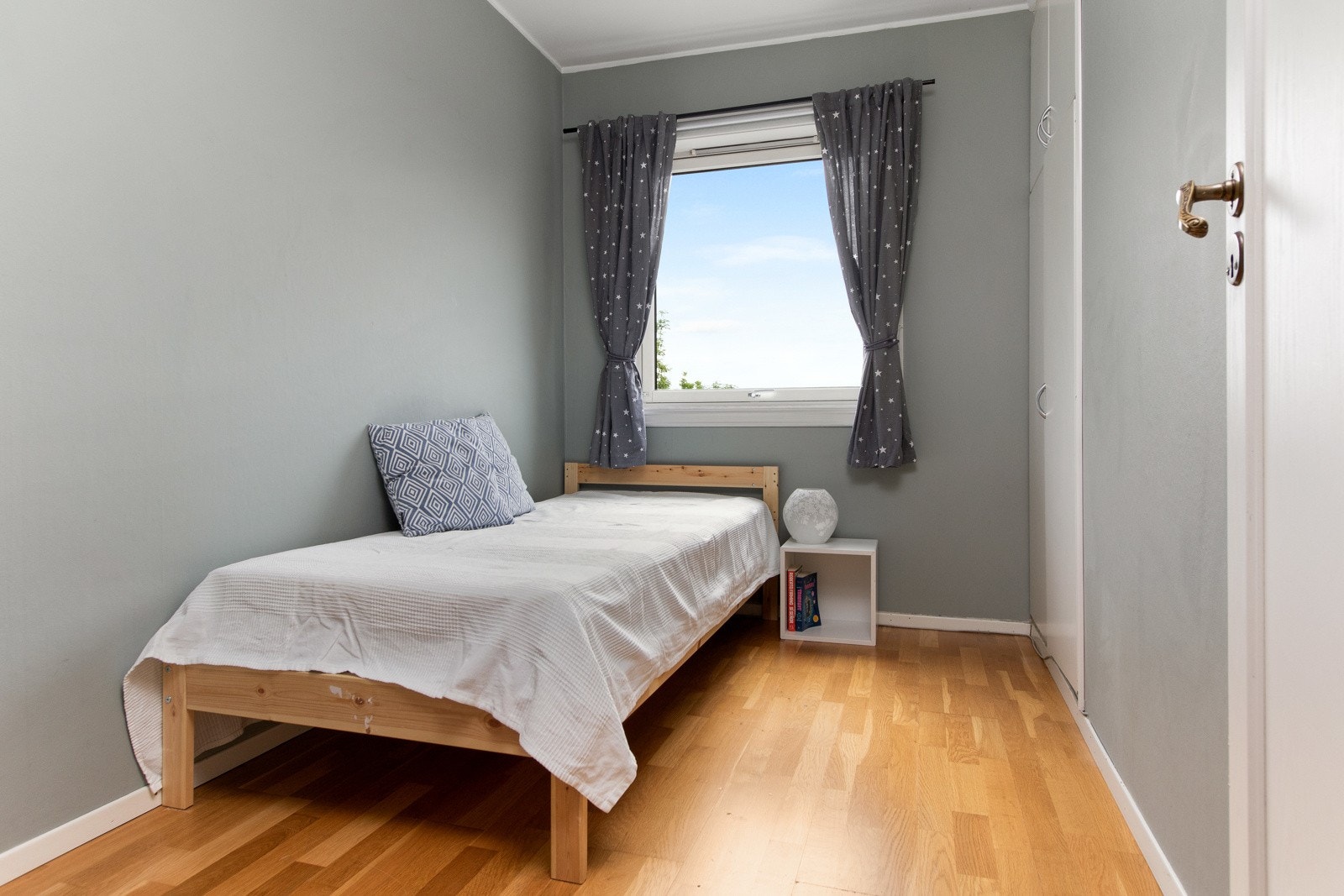 To av soverommene har adkomst fra entré. Galleribilde