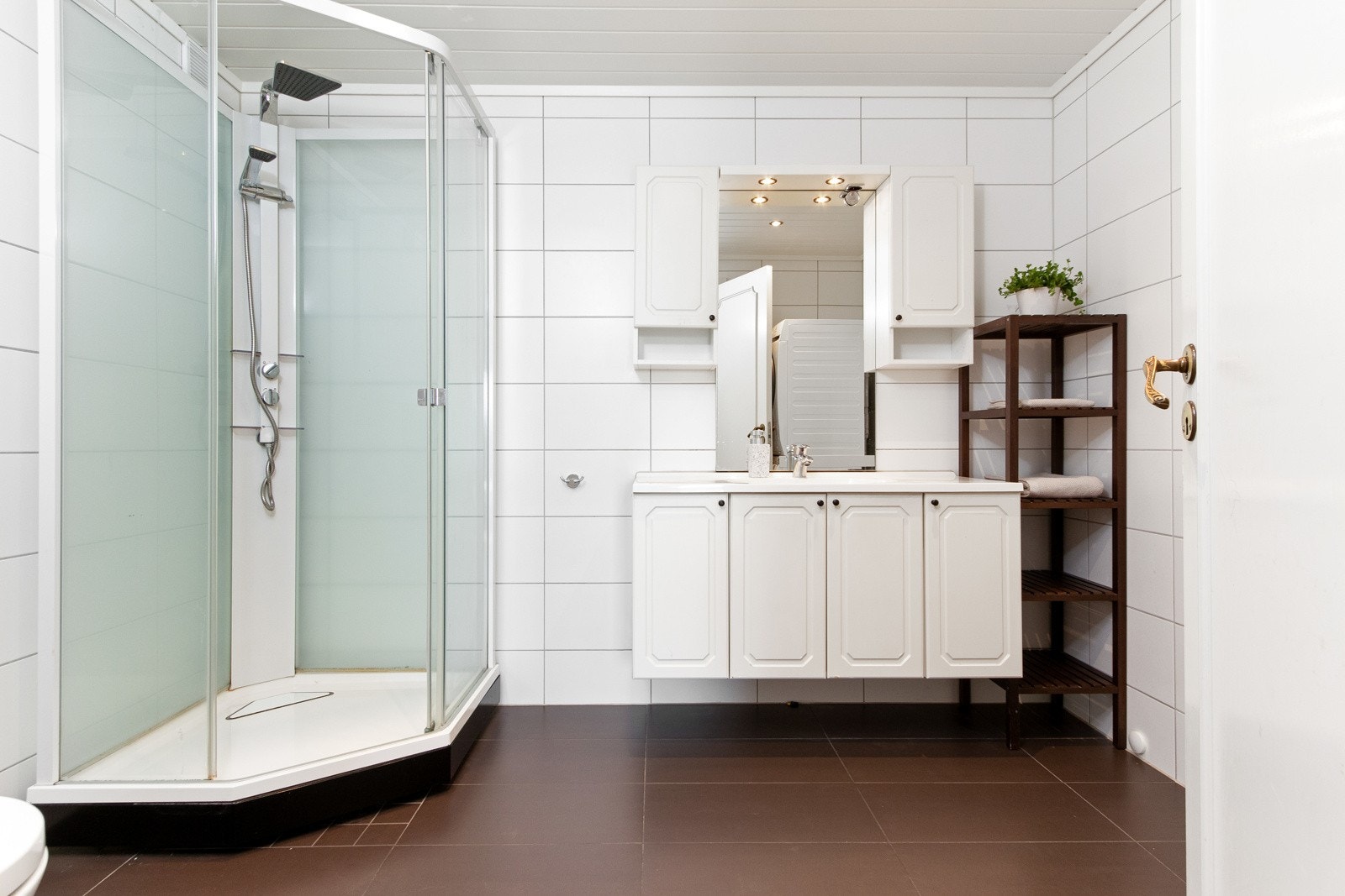 Badet ble oppgradert i 2015 og har flislagte overflater, gulvvarme og mekanisk avtrekk. Galleribilde