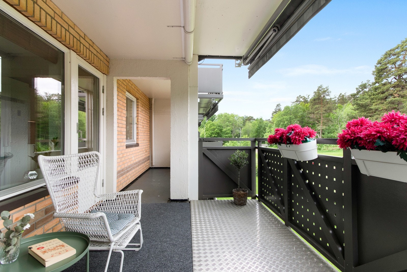 Leiligheten har utgang fra stuen til en koselig, overbygd balkong på romslige 15 kvm. Galleribilde
