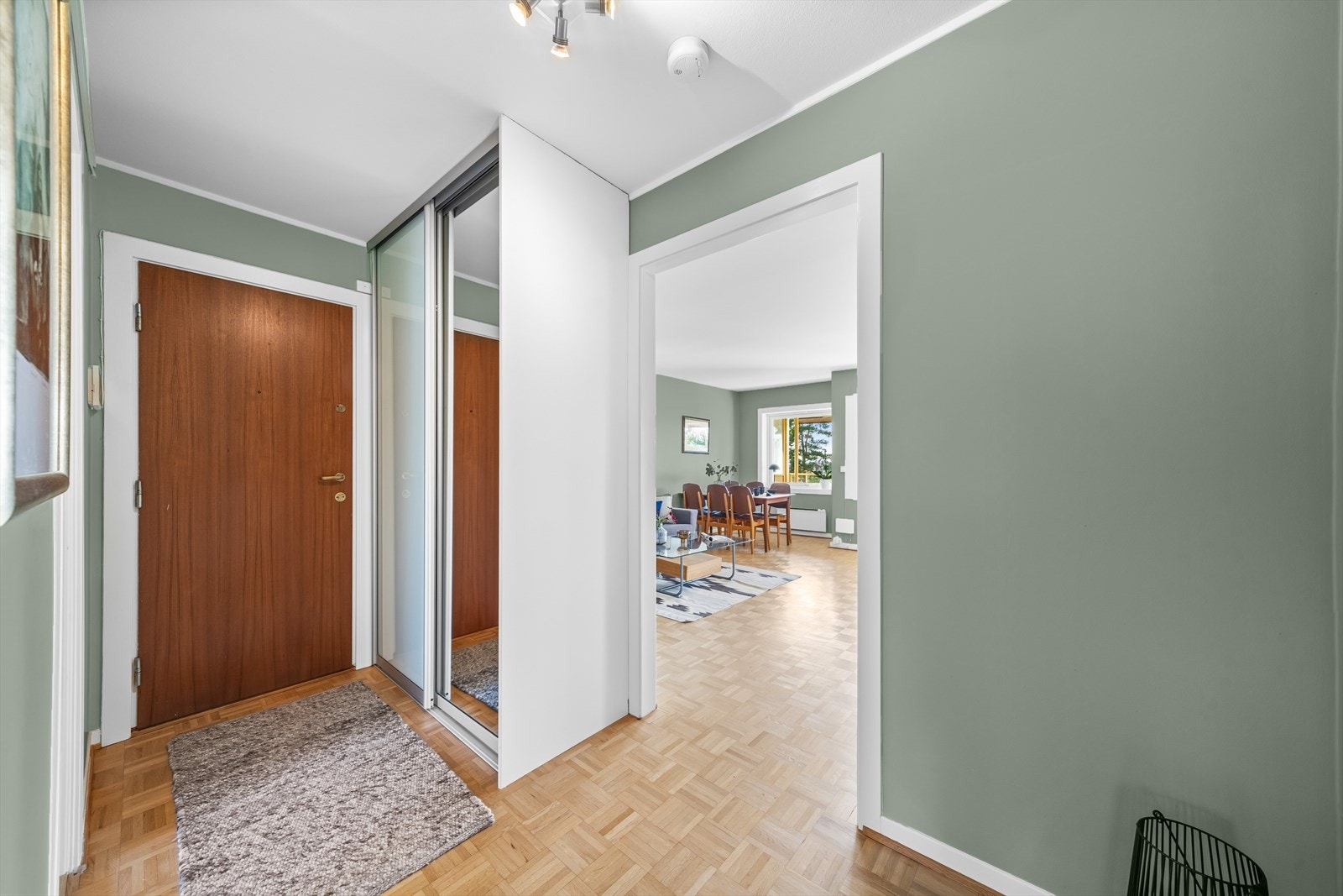 Adkomst til etasjeplan via trapp. God plass til å henge fra seg ytterklær og sko i en praktisk skyvedørsgarderobe. Galleribilde