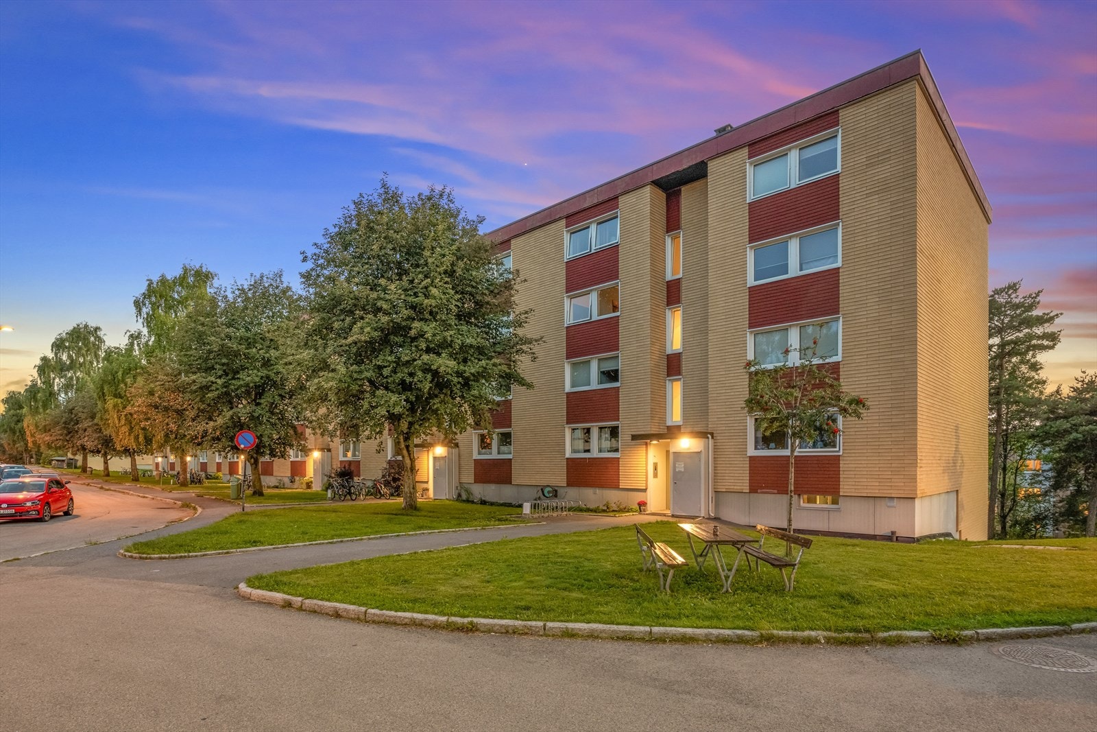 Det er 165 p-plasser med mulighet for lading som leies ut av borettslaget, leiepris for el-bil plass blir 400,- pr. mnd, i tillegg kommer strømforbruk. Galleribilde