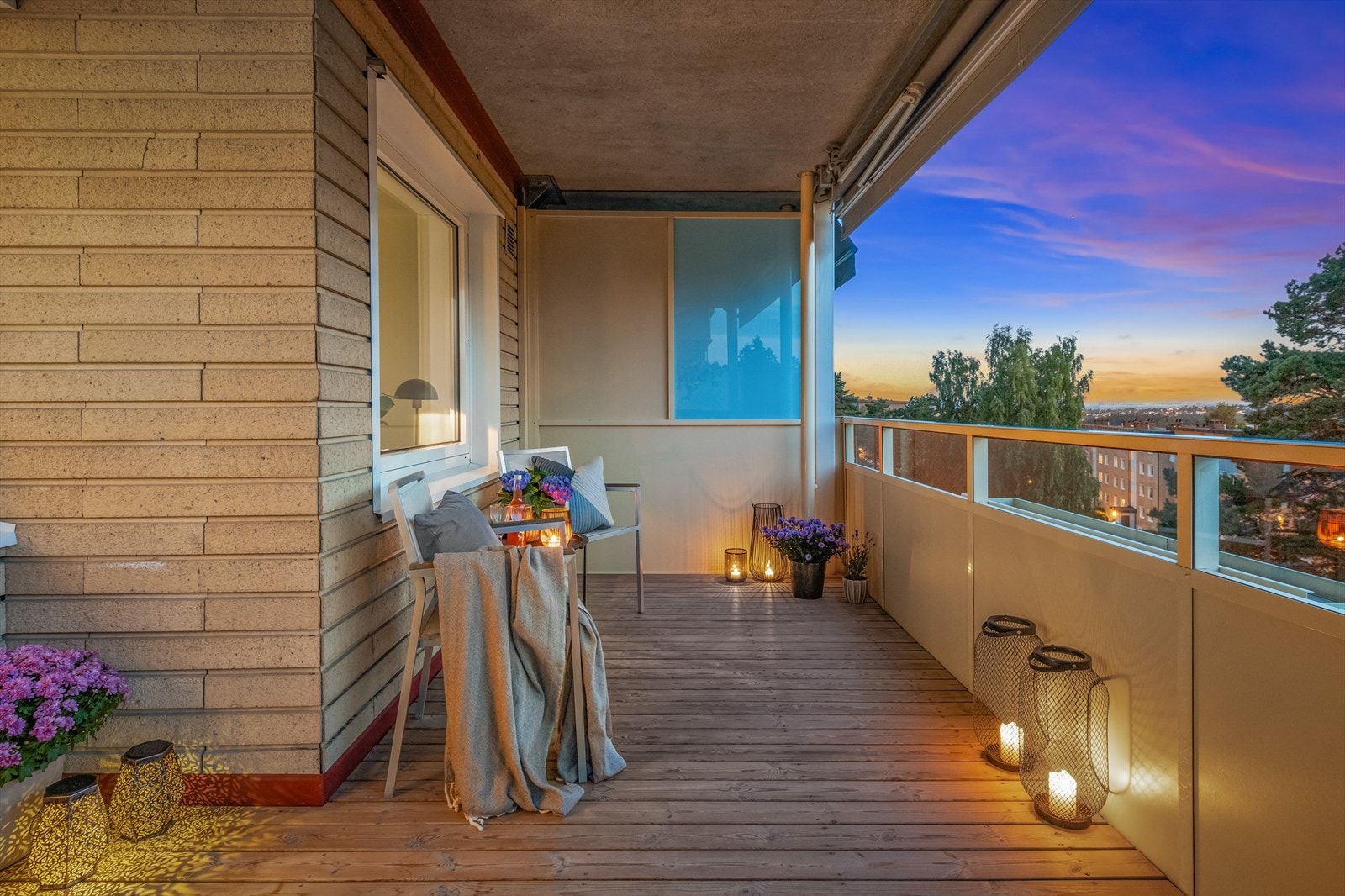 Fra stuen er det utgang til en overbygget balkong på 11 m², selger opplyser om sol fra ca kl 14 midtsommers. Galleribilde