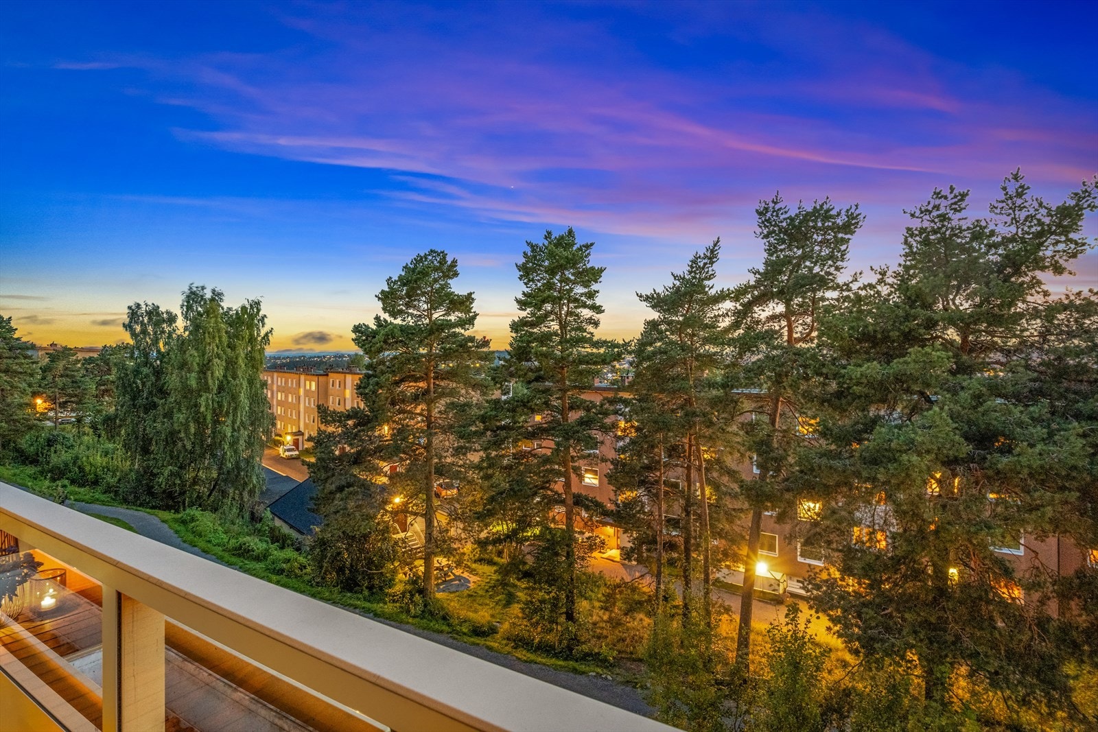 Balkongen fungerer som en forlengelse av stuen i sommerhalvåret, her kan du nyte solnedganger sene kveldstimer. Galleribilde