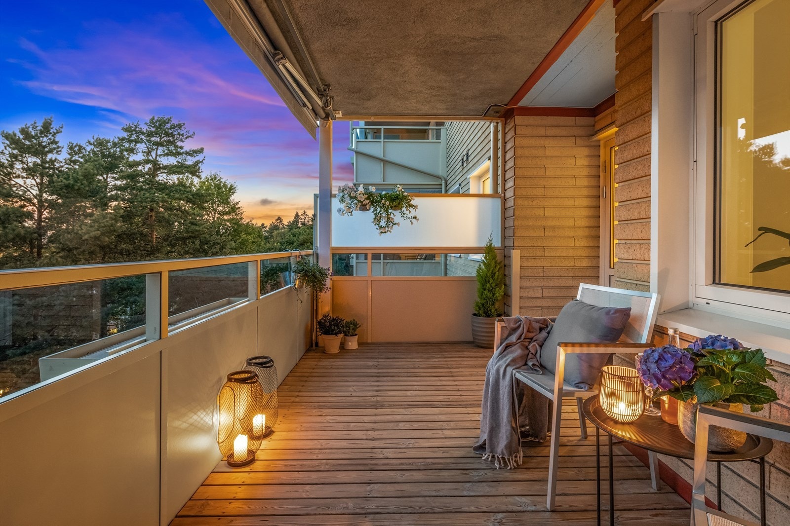 Balkongen er overbygd, så her kan man sitte tørt selv om sommerregnet skulle komme. Galleribilde