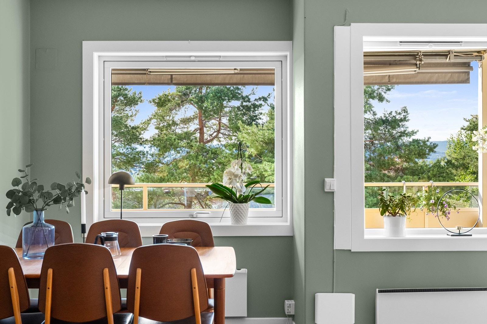 Store vindusarealer slipper inn rikelig med dagslys og gir leiligheten en luftig følelse. Galleribilde
