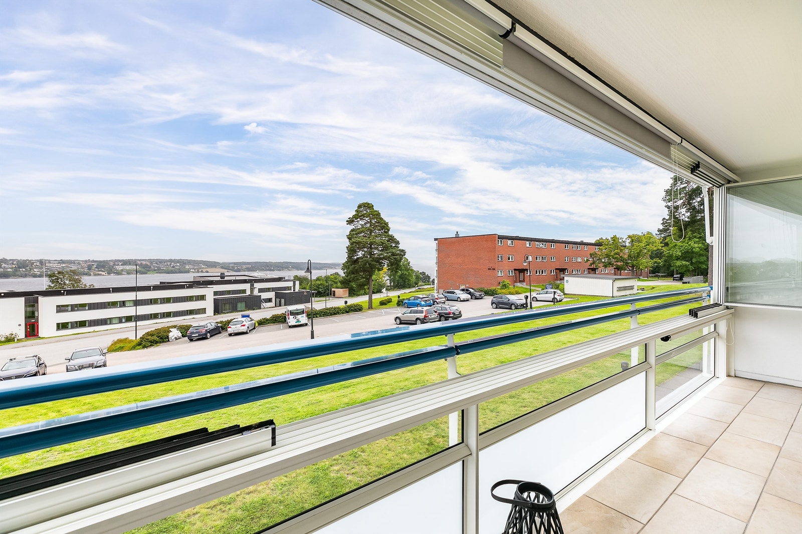 Leiligheten er tilbaketrukket på øvre del av Framnes og har flott utsikt over Værlebukta. Galleribilde