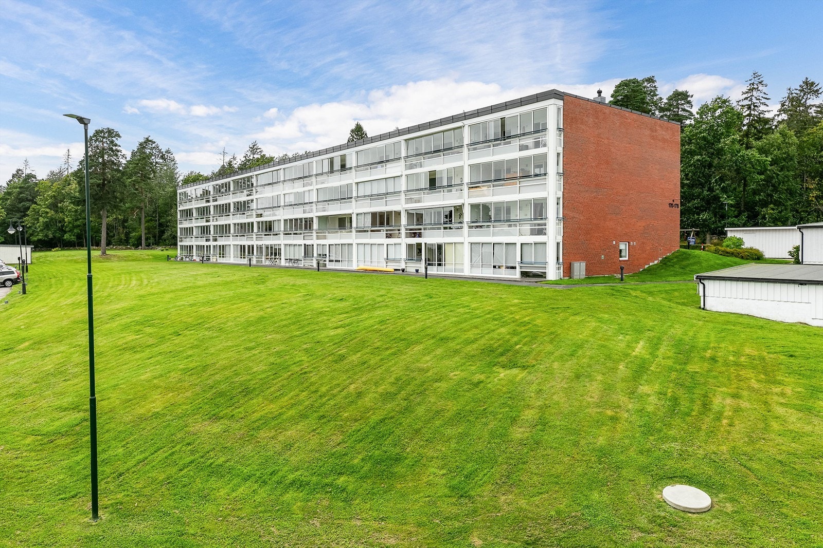 Leiligheten er gjennomgående i andre etasje. Galleribilde