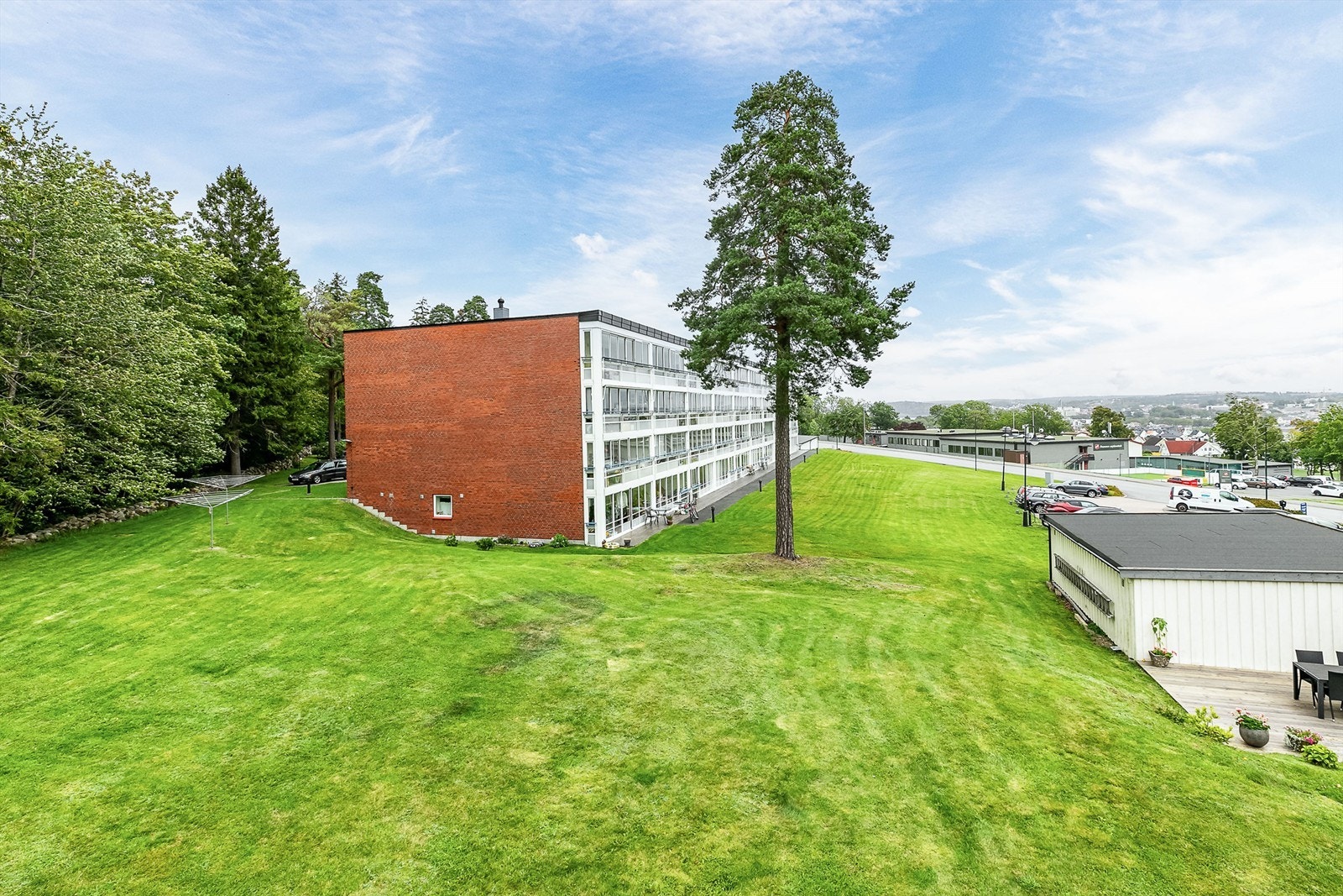 I omgivelsene øverst på Framnes er det lite som vitner om den korte avstanden til sentrum. Skoler og barnehage finnes i nabolaget. Galleribilde