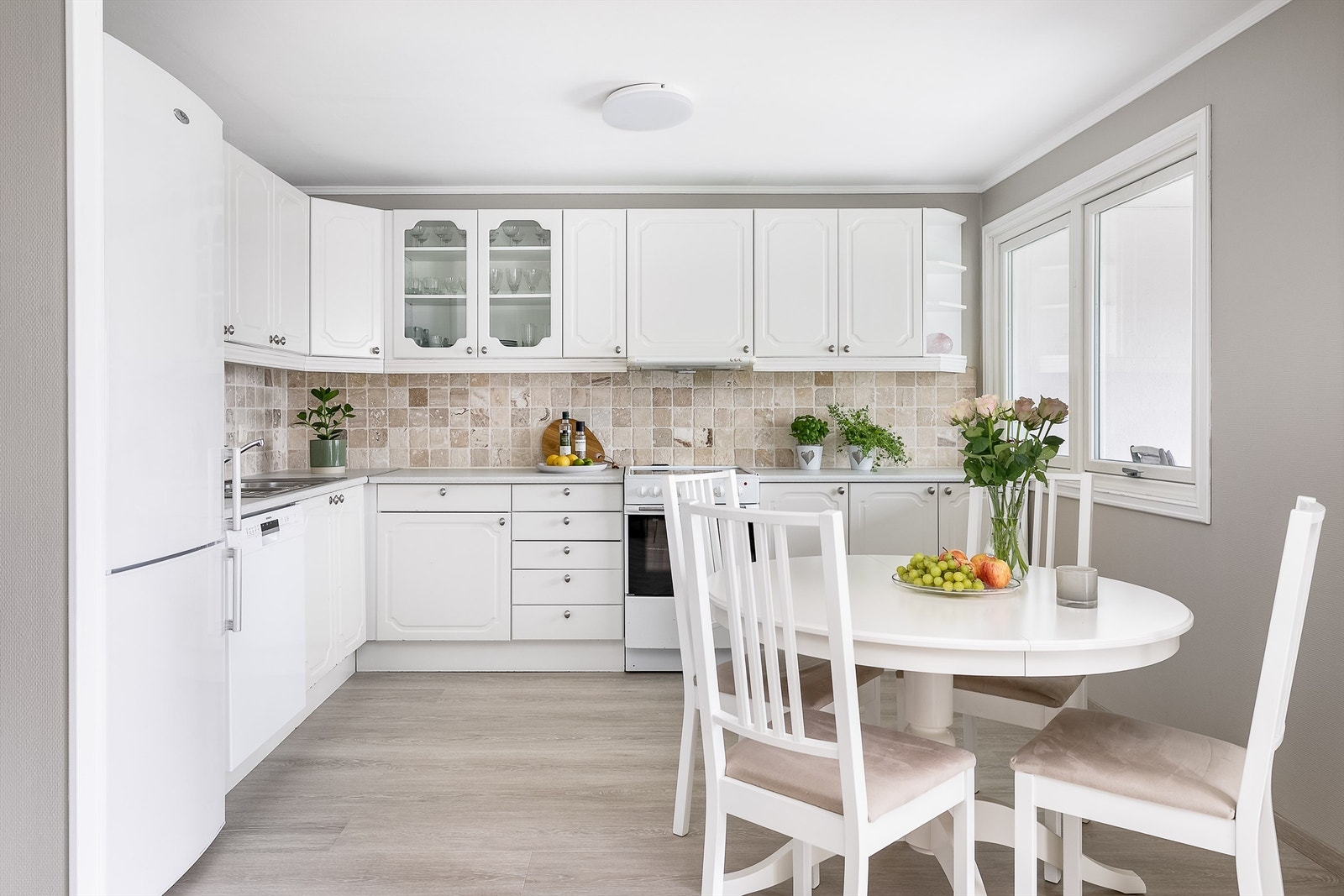 Kjøkkenets innredning er fra rundt 2000 og inneholder benkebereder på 107 liter fra 2016. Galleribilde