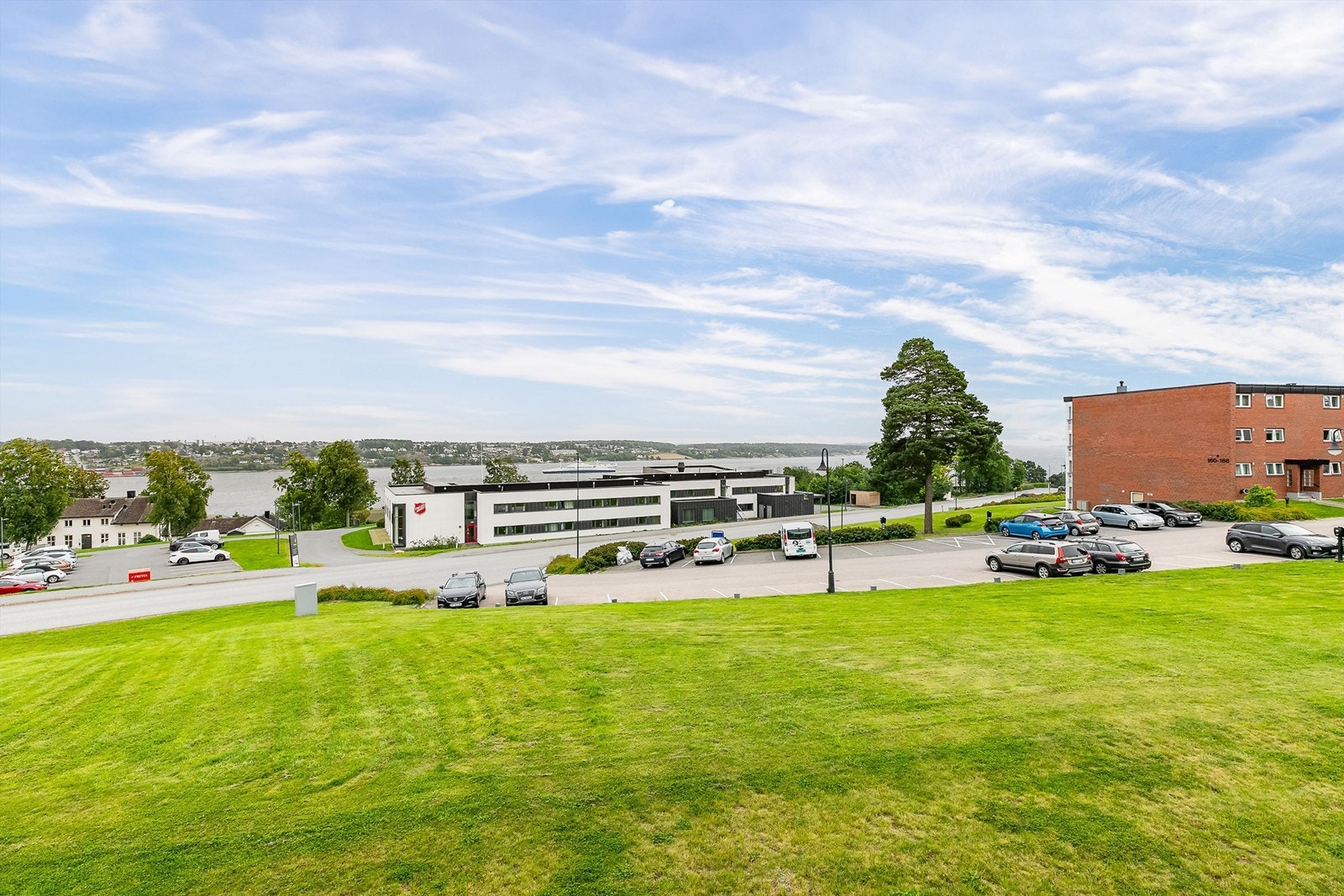 Det er ingen motstående boligbebyggelse på noen sider av leiligheten og dermed heller ikke direkte innsyn. Galleribilde