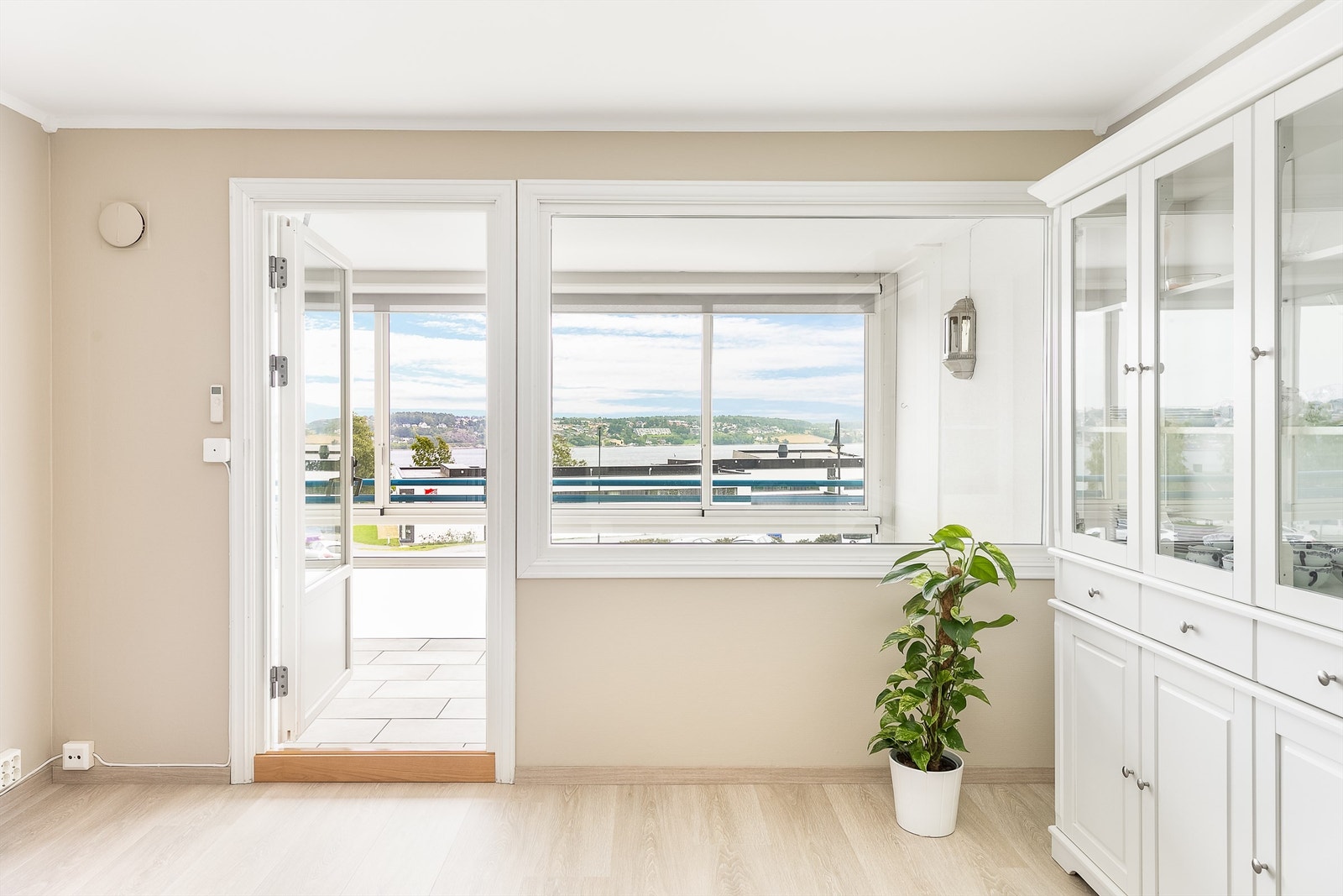 Flott sjøutsikt kan du glede deg over også i stuen og på kjøkkenet, året gjennom. Galleribilde