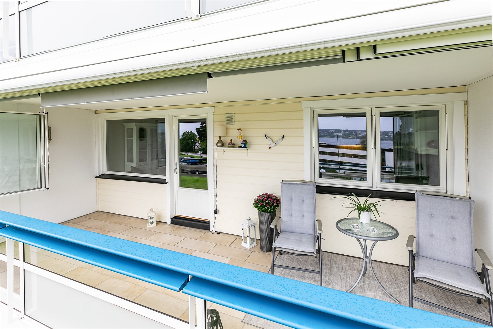 Solskjerming i form av rullegardiner er montert innenfor glassene. Galleribilde