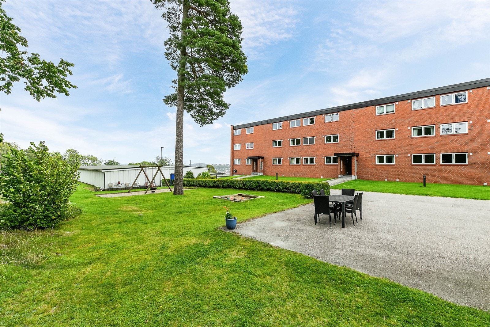 Leilighetens plassering i andre etasje innebærer enkel adkomst - kun få trinn fra hovedinngangen. Galleribilde