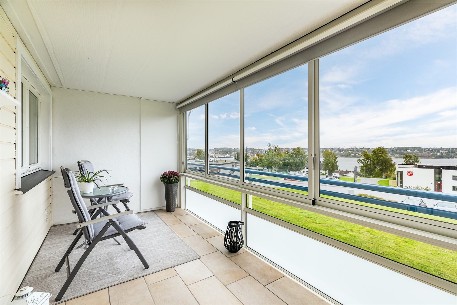 Verandaen er glasset inn og kan med hjelp av litt varme benyttes store deler av året, nærmest som et ekstra rom. Galleribilde