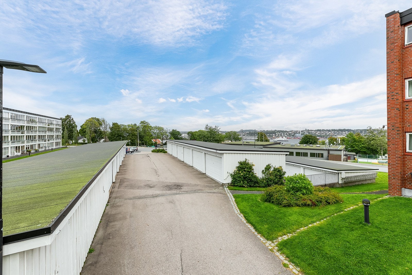 Garasjeplass kan leies og tildeles etter søknad/venteliste. Biloppstilling skjer for øvrig på felles parkeringsområder. Galleribilde