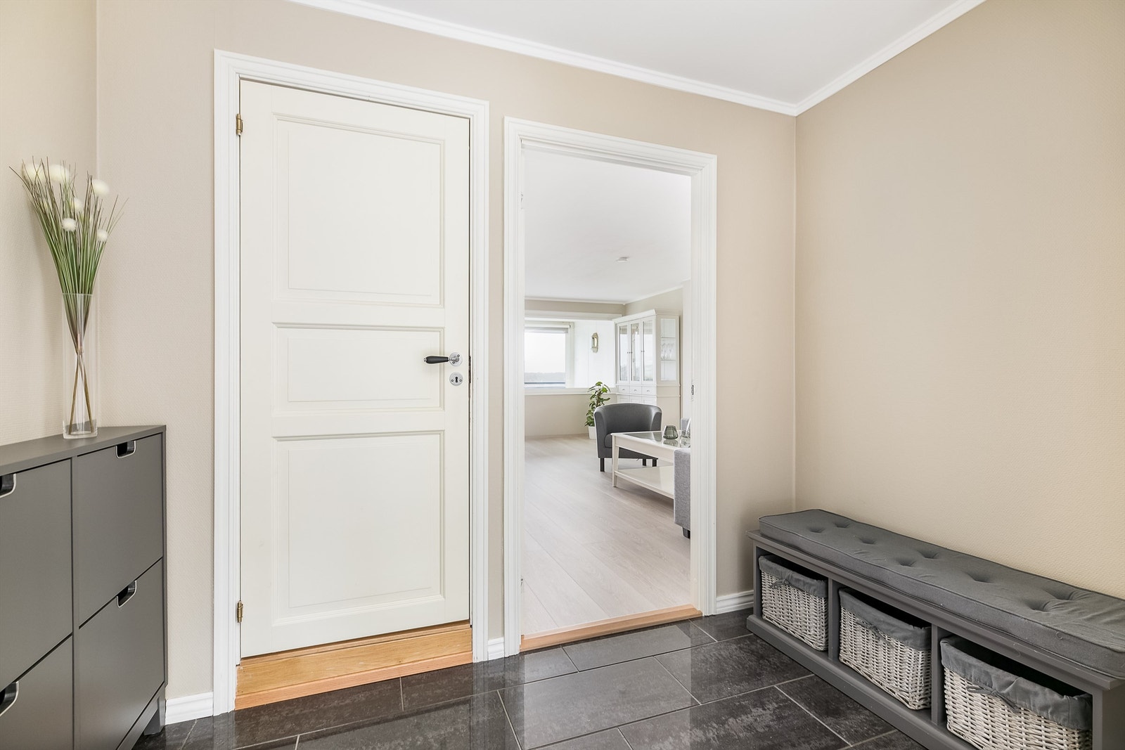 Soverommene og badet er samlet i praktisk nærhet rundt entreen. Entreens gulv har en praktisk overflate av fliser. Galleribilde