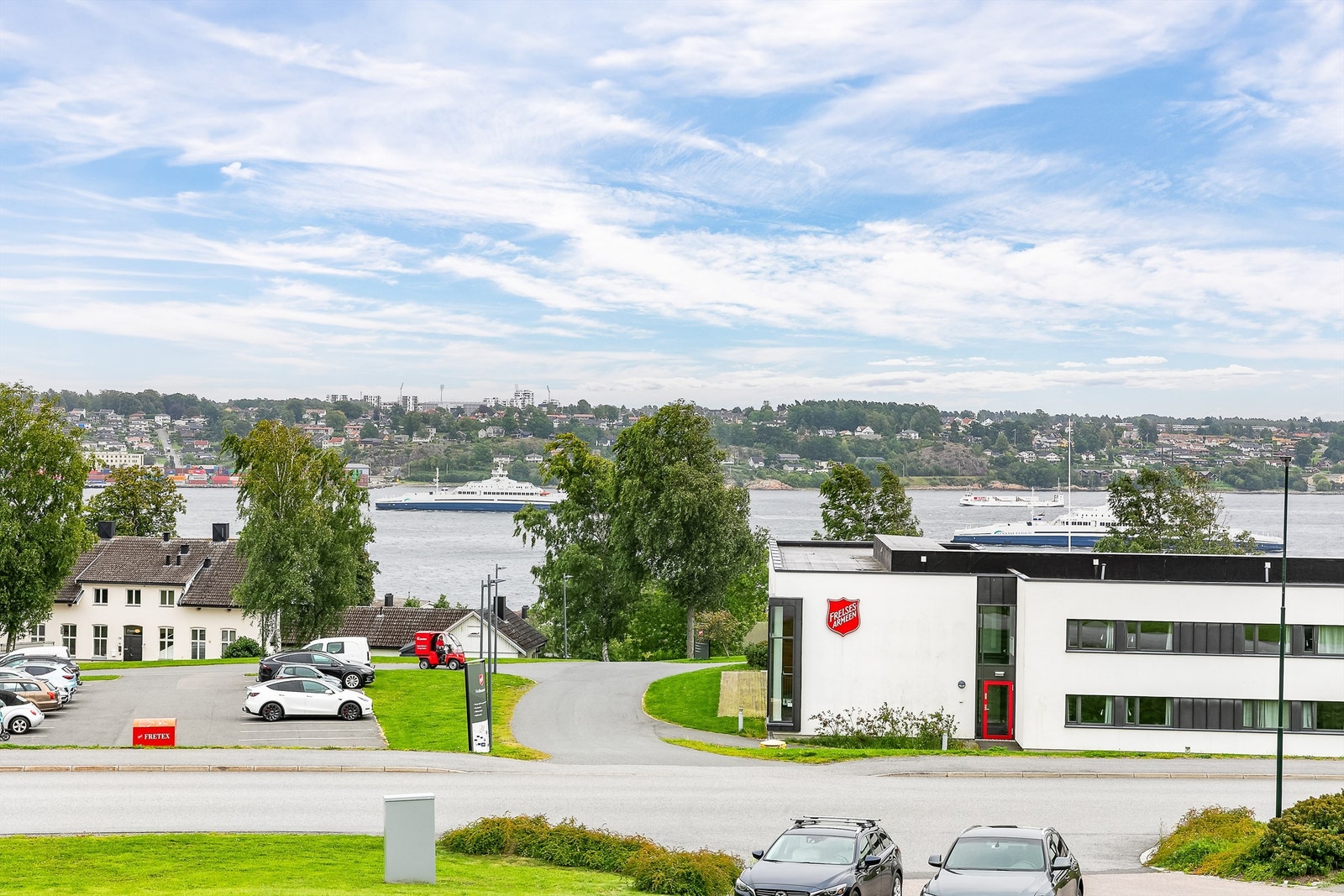 Foruten flott utsikt har leiligheten i tillegg morgensolen fra den står opp over åsen i øst, året gjennom. Galleribilde