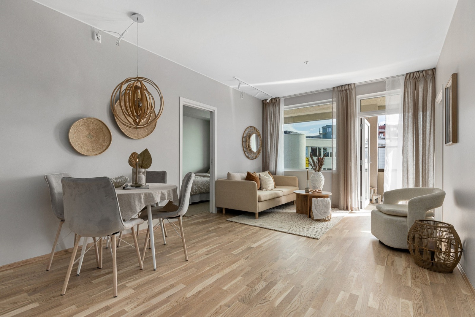 Gulv er av typen Tarkett 3-stavs Shade Oak Cream. Galleribilde