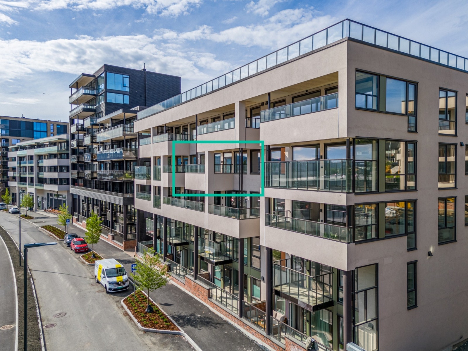 Leiligheten har en god plassering i byggets 2. etasje fra nordsiden, men en 4. etasje fra byggets sørvendte side. Galleribilde