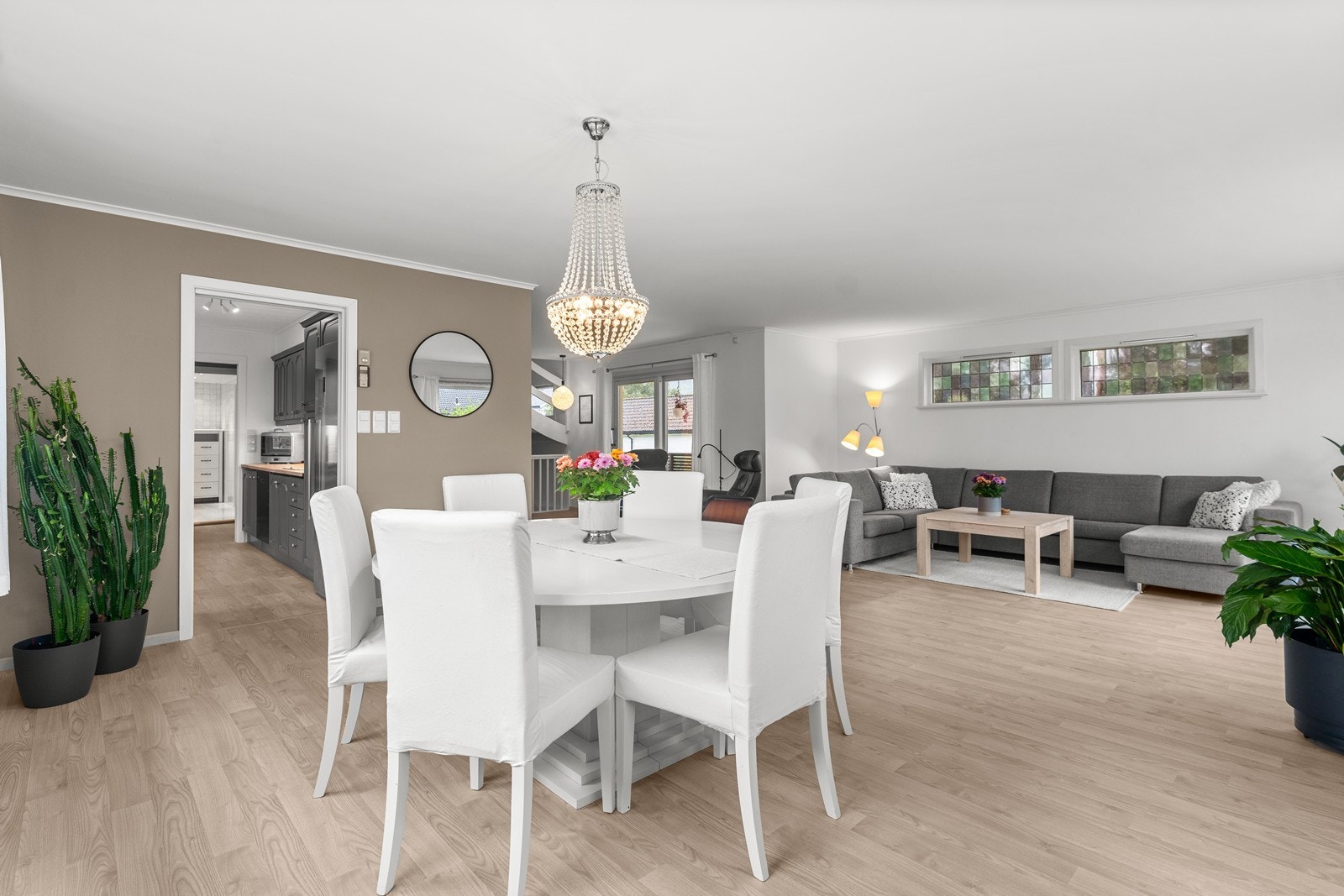 Stuen har god plass til flere sittegrupper. Galleribilde