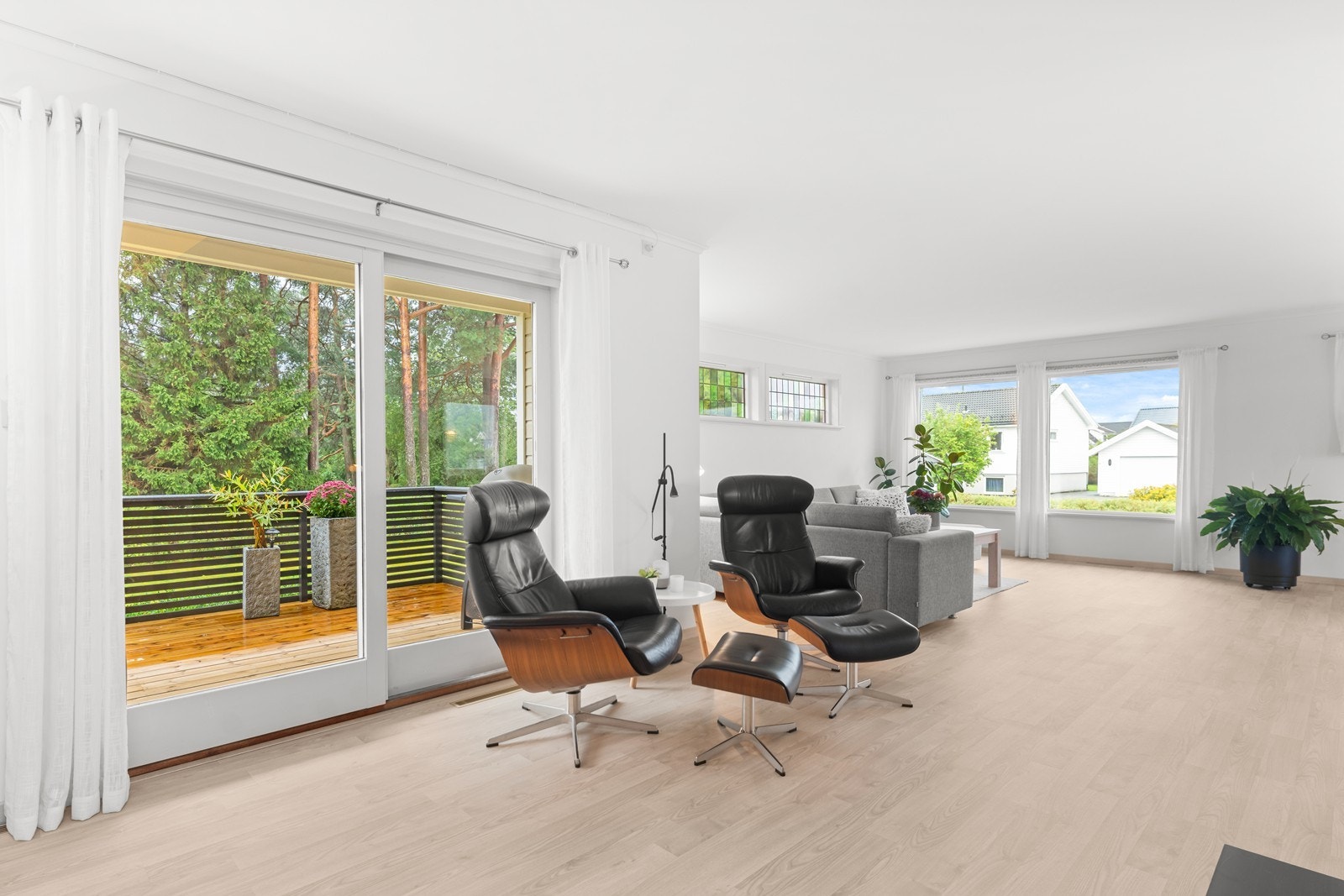 Fra stuen er det skyvedør ut til terrasse. Terrassen er på totalt 44 kvm. og strekker seg i front av boligen. Galleribilde