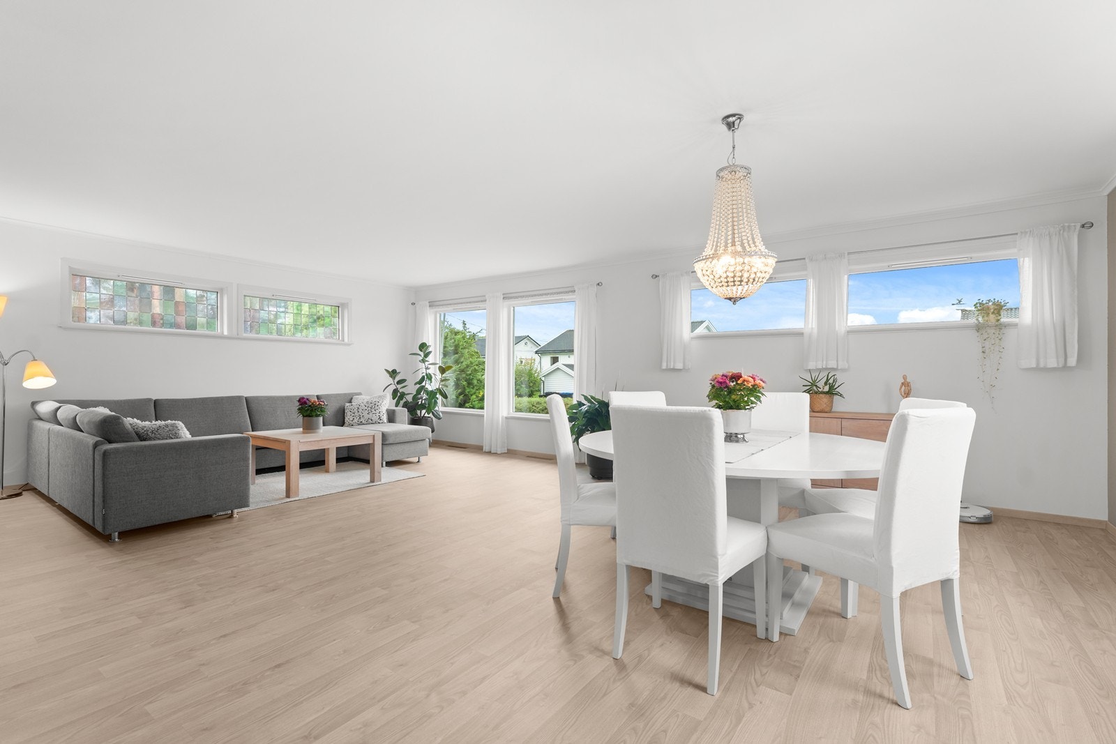 Stuen er svært romslig og har store vindusflater som slipper inn godt med lys. Galleribilde
