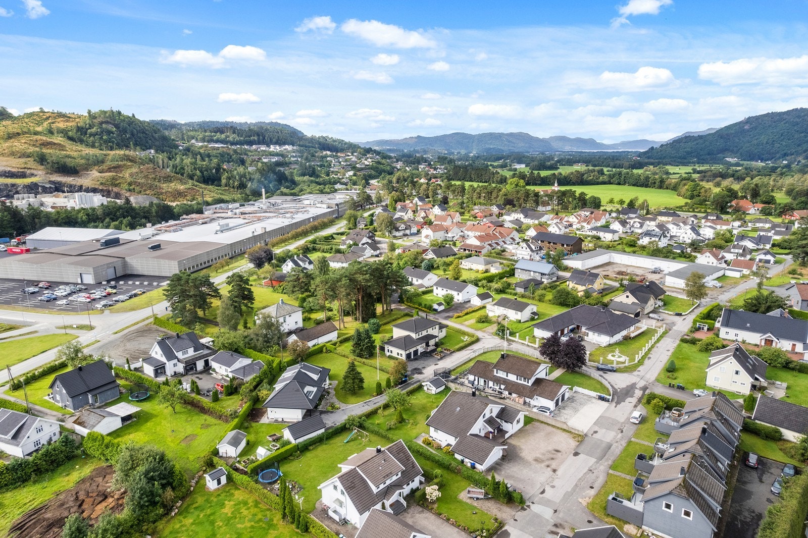 Det er ca. 3 km til Lyngdal sentrum. Galleribilde