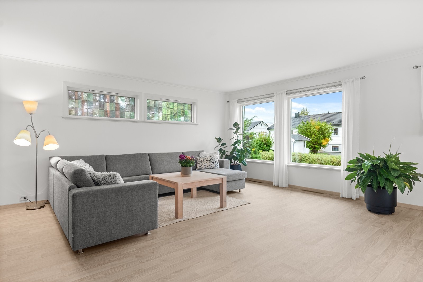 Det er lagt opp et varmesystem i alle rom med rister i gulvet. Både i 1. etg. og 2 etg. Galleribilde