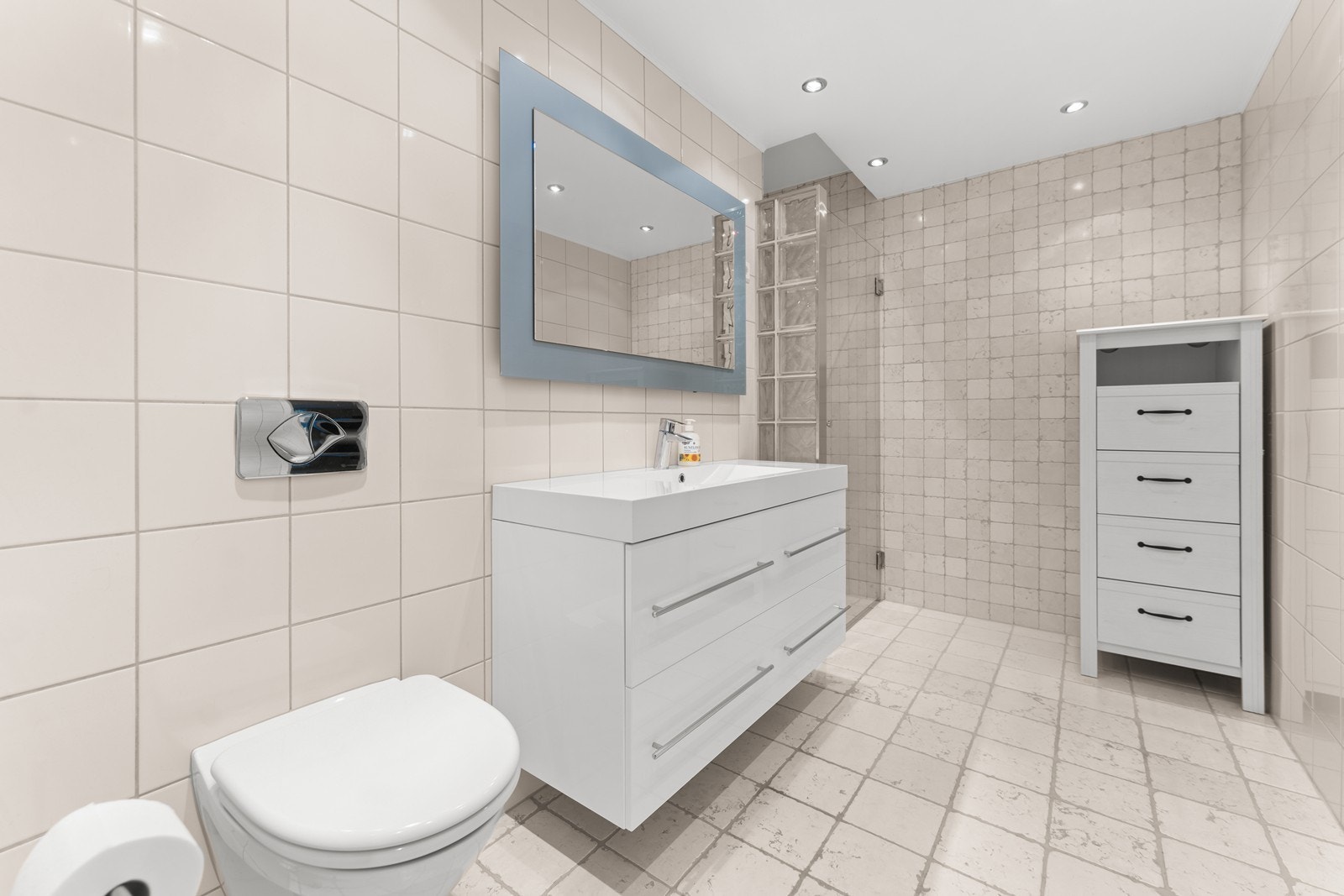 Badet i 1. etg. er renovert i 2009, og er innredet med dusjnisje, 120 cm baderomsinnredning m/vask og vegghengt wc. Galleribilde