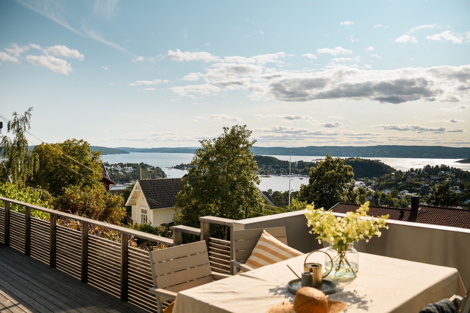 Idyllisk og frodig nærområdet. Her kan du følge med på inn- og utseilinger på fjorden. Galleribilde