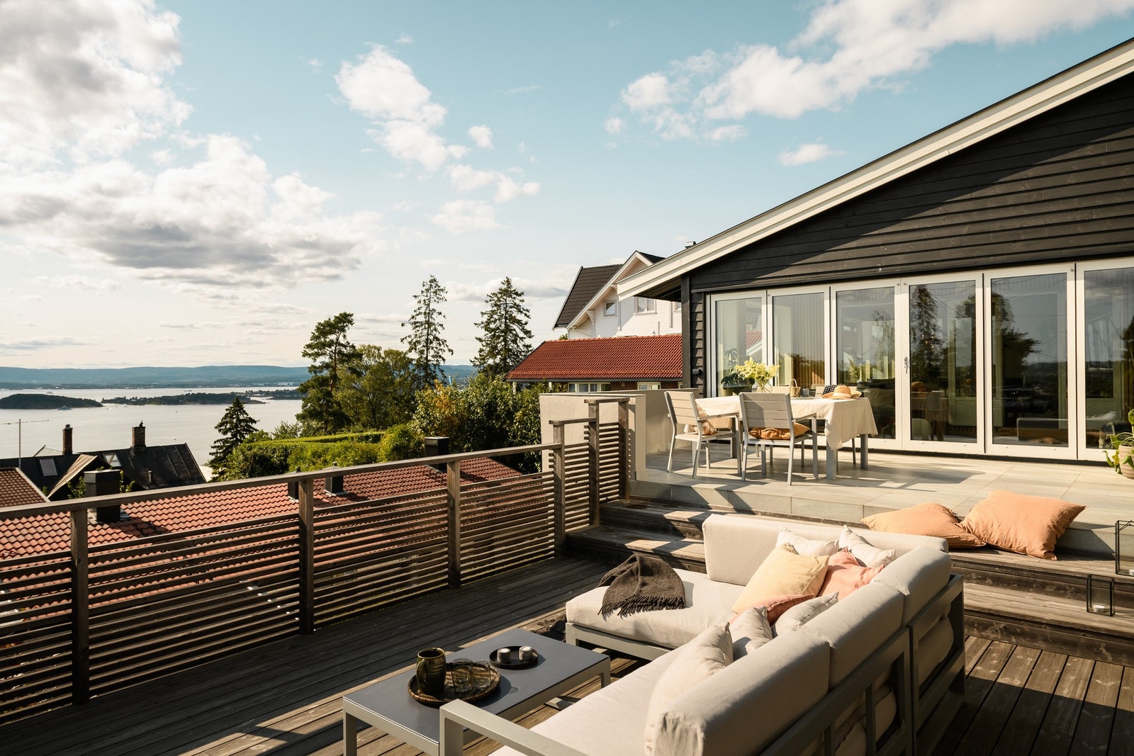 Svært romslig terrasse, med utgang fra både kjøkken og vinterhage. Foldedører mot vinterhage kan åpnes opp i full bredde og blir da en del av uteområdet. Galleribilde