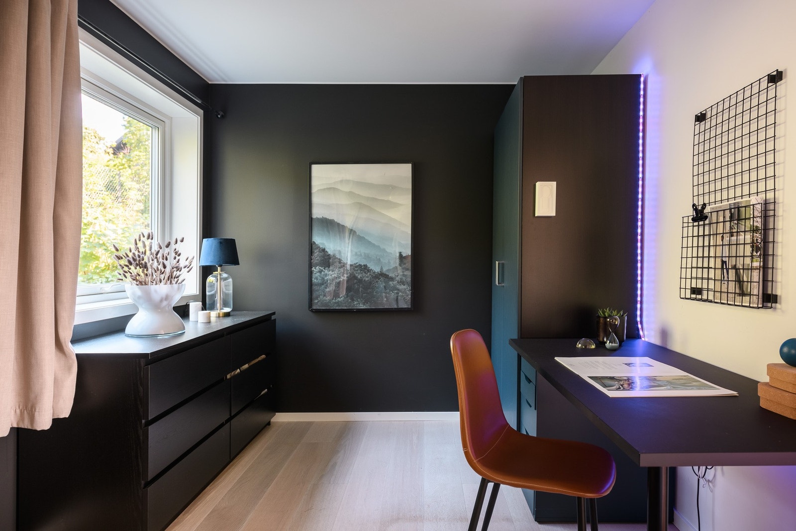 Romslig areal og praktisk garderobeskap. Galleribilde