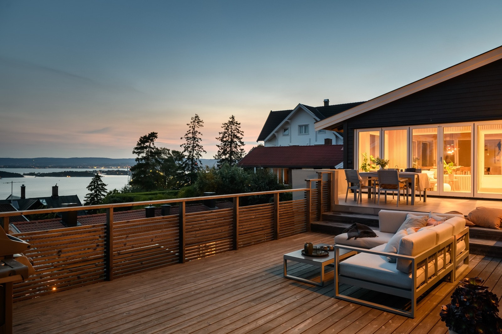 Moderne enebolig over 3 plan, påbygget og fullstendig ombygget og rehabilitert i 2018. Galleribilde