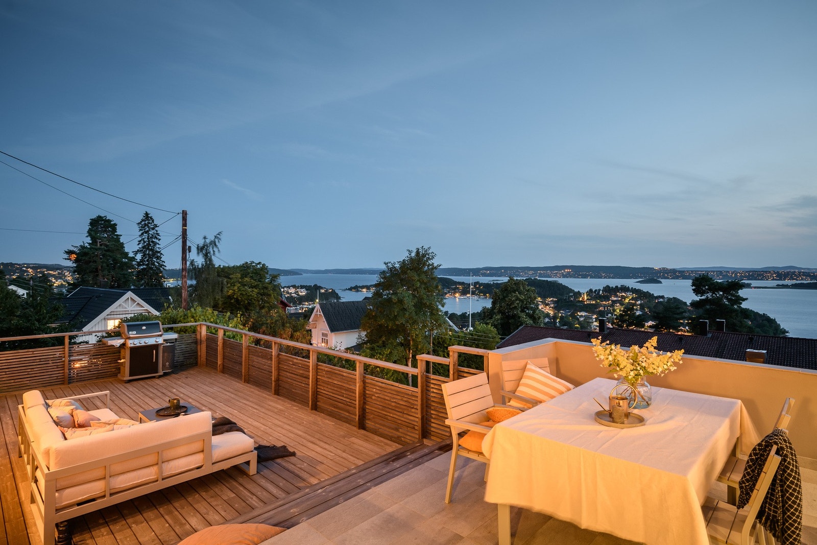 Øvre del av terrasse er flislagt, mens nedre del (55 kvm.) har gulv og rekkverk i vedlikeholdsfri kebony. Galleribilde