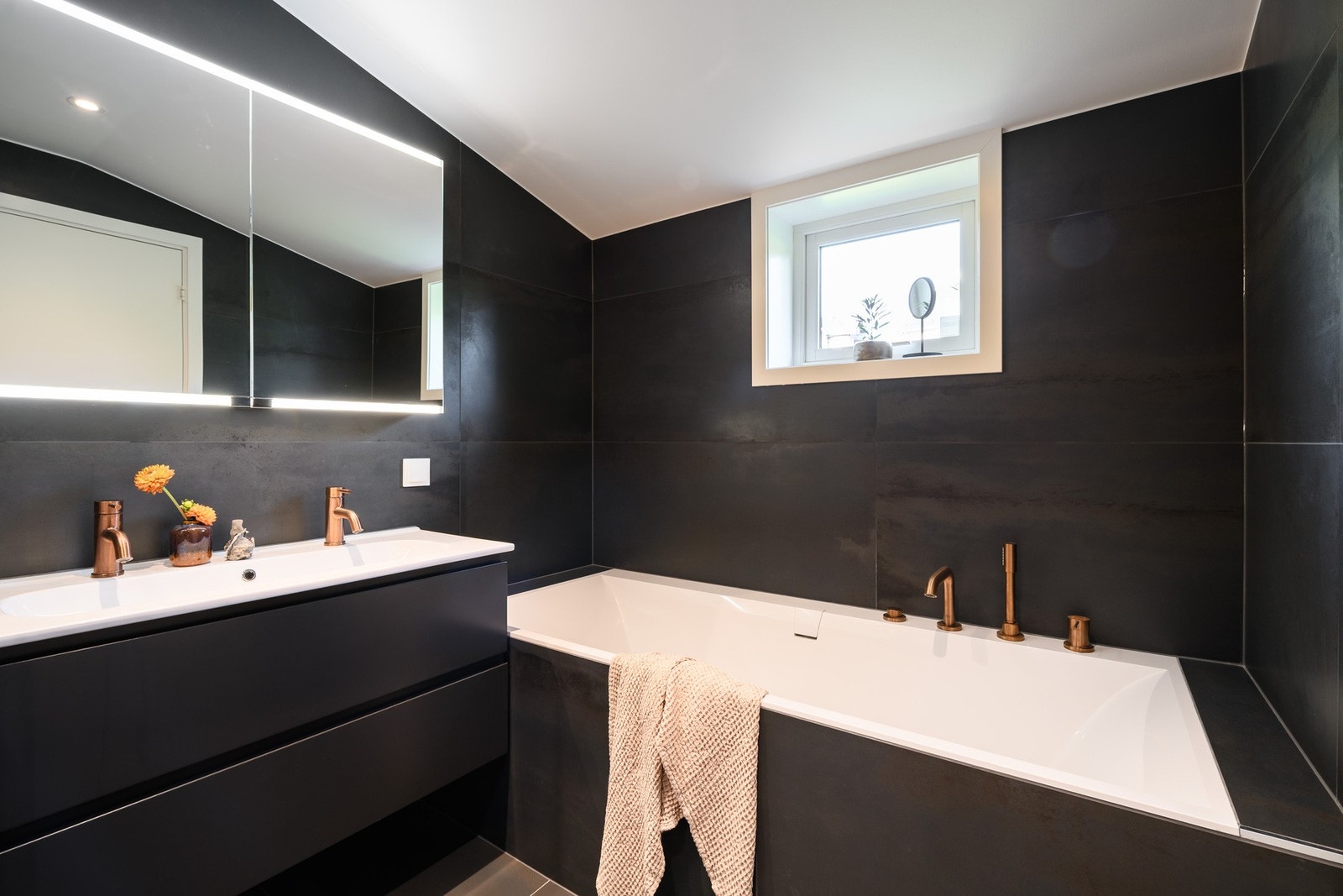 Stort innmurt badekar. Galleribilde