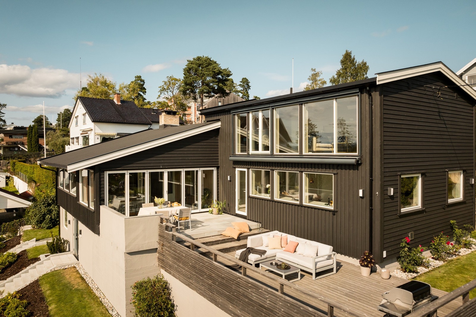 Særdeles innholdsrik planløsning over tre etasjer. Galleribilde