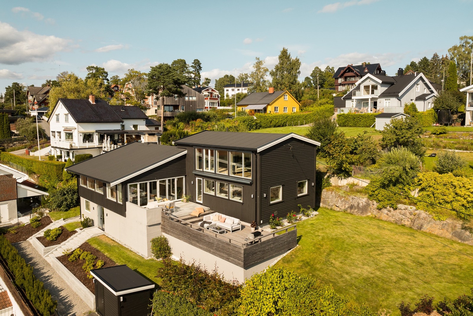 Sol fra morgen til kveld, luftig atmosfære. Pent opparbeidet tomt. Et flott hjem som må oppleves i sin helhet. Galleribilde