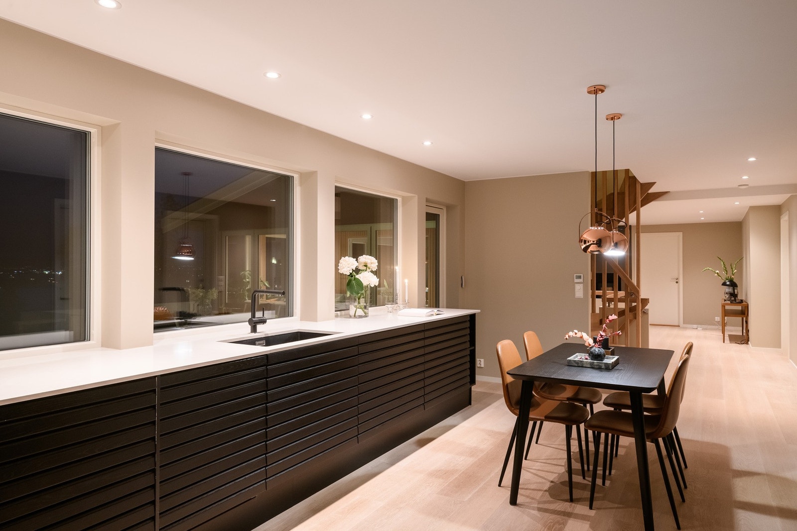 Profilerte fronter av heltre, 2 oppvaskmaskiner fra kvalitetsleverandøren Asko. Galleribilde