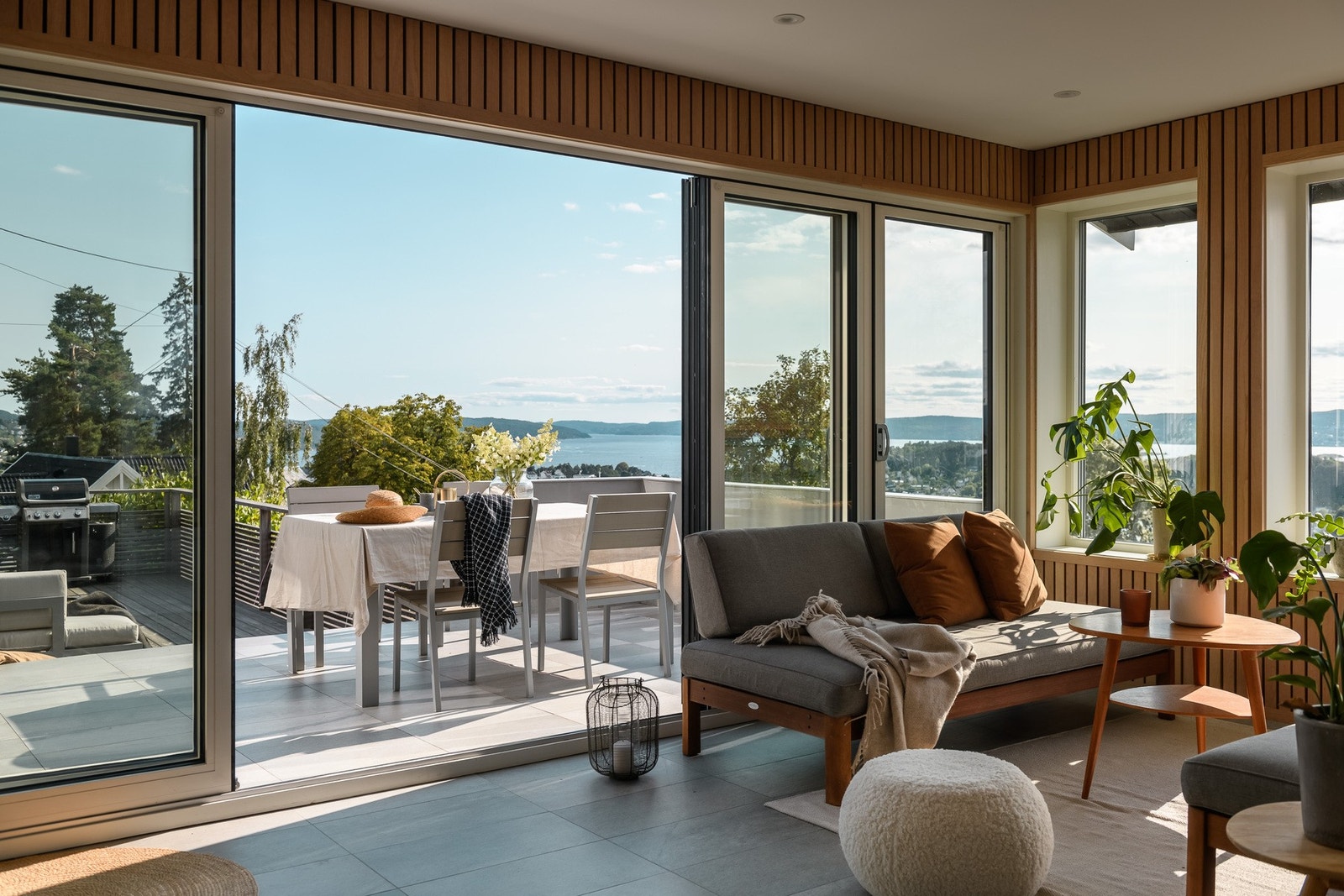 Flott vinterhage med varmekabler i gulv og foldedører mot terrassen som kan åpnes helt opp. Galleribilde